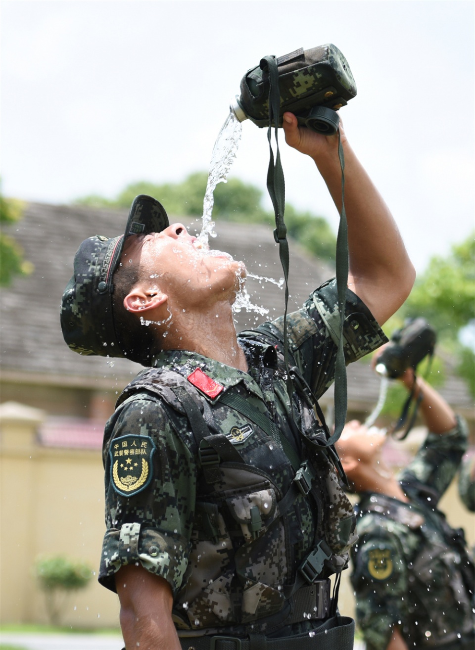 战士们喝水消暑