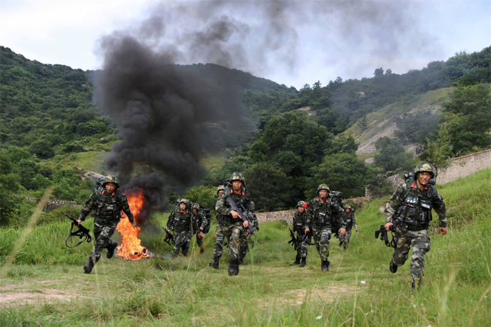 某山地班组战术演练