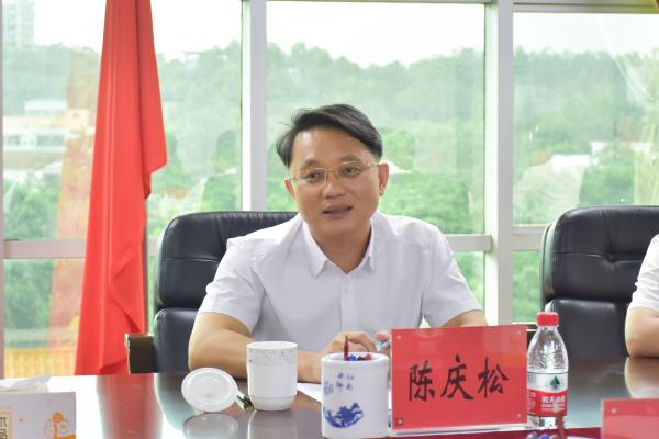 在"八一"建军节即将到来之际,7月29日,石龙镇委书记陈庆松