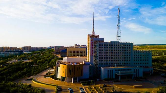 夕阳下的巴彦浩特太美了!