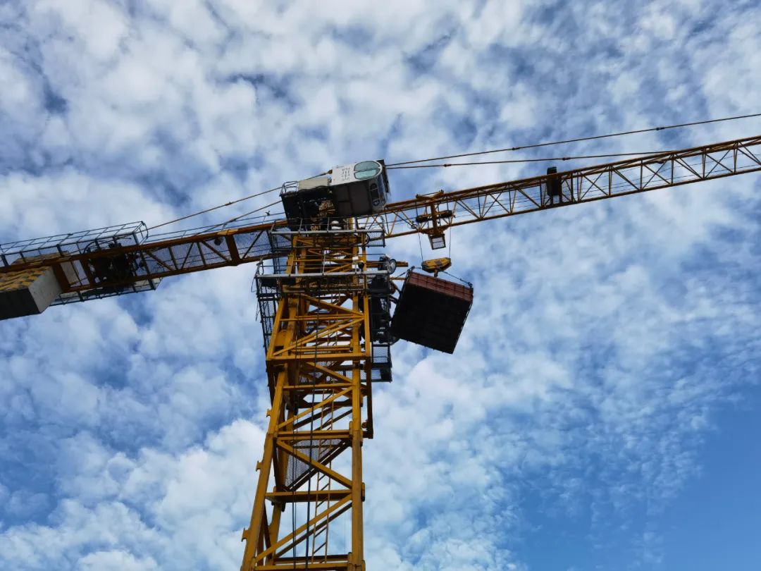 惊险!70米高空塔吊操作员中暑昏迷,所幸