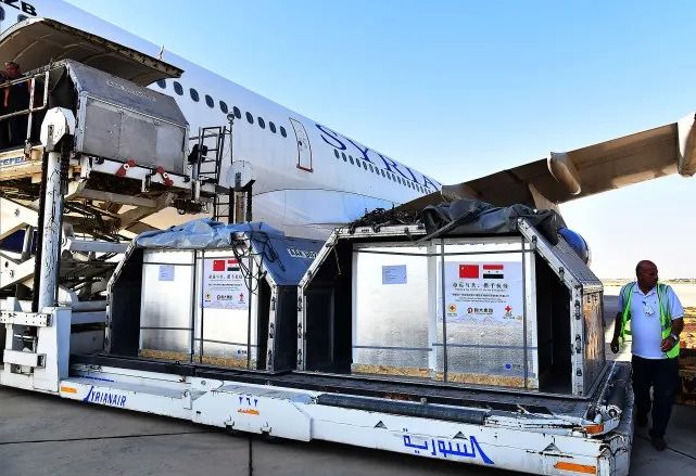 7月29日,工作人员在叙利亚大马士革国际机场卸载中国援助的新冠溢苗