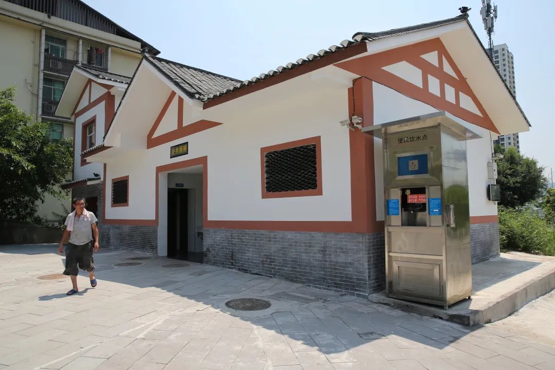 提档升级焕新颜!玉峰山镇场镇整治改善群众居住环境