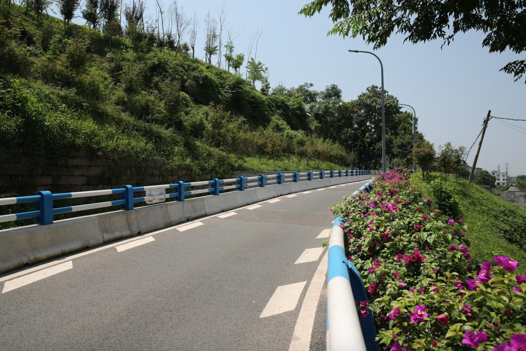 日前,记者来到玉峰山石坪场镇看到,连接石港大道至石坪广场的道路已经