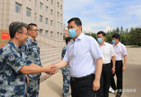 李世峰何忠华走访慰问驻大庆军警部队