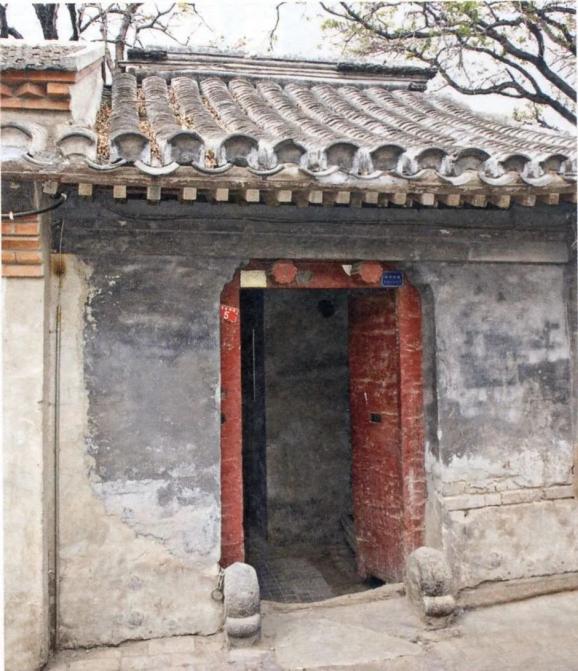 大门位于院落东南隅,如意大门一间,清水脊,合瓦屋面,脊饰花盘子,素面