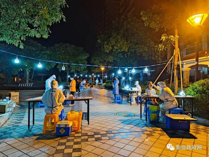 最新消息 7月29日晚,我区连夜对骏景湾小区(潮兴路55号)碧水蓝天13座