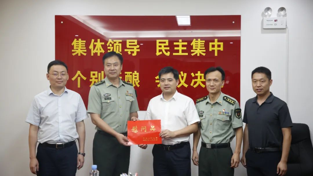 胡俊峰"八一"前夕走访慰问区人武部