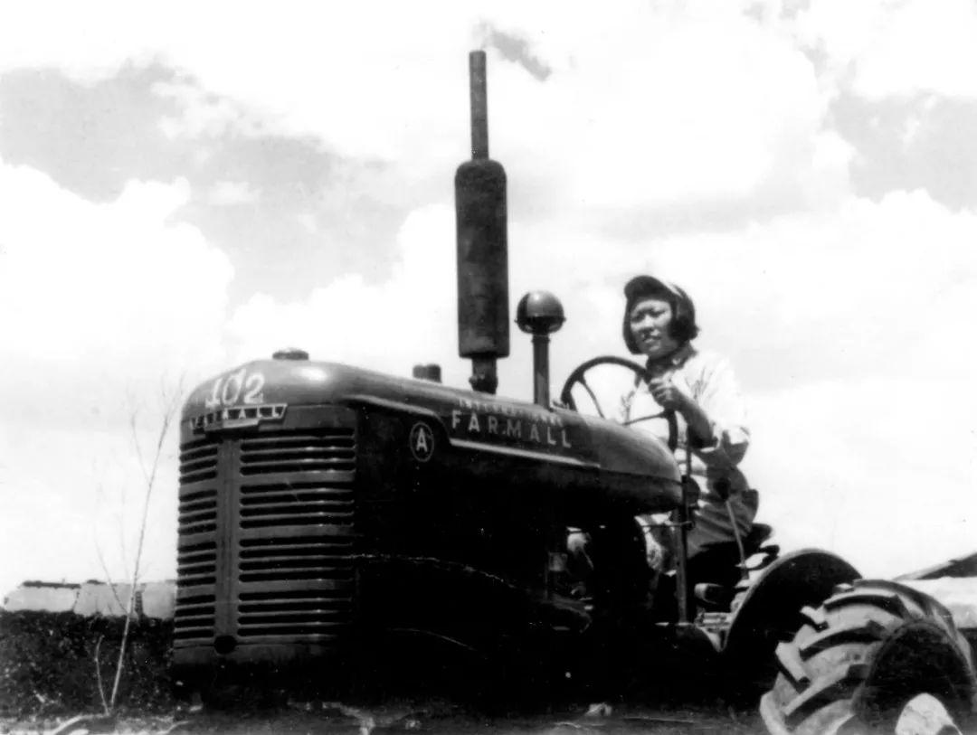 学党史百年瞬间丨新中国第一位女拖拉机手梁军