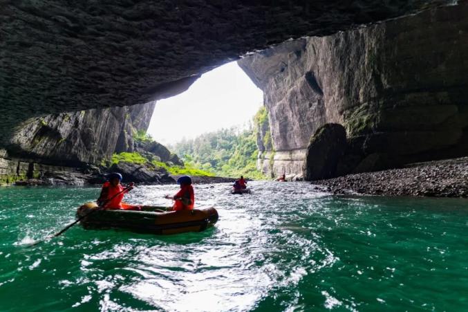 避暑恩施地心第一漂尽在咸丰黄金洞