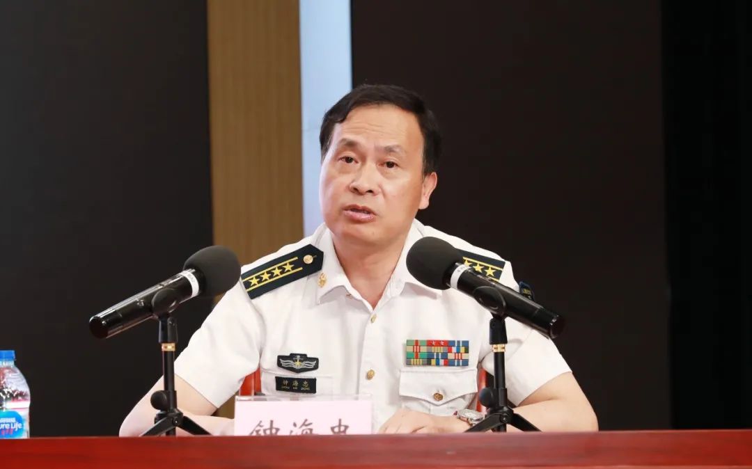 最后,钟海忠院长围绕医院为什么要加强医疗安全和如何加强医疗安全