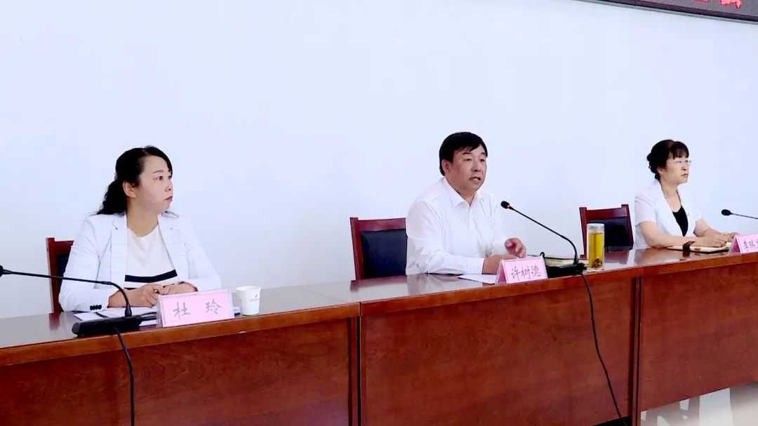 县委书记许树德,县委常委,宣传部部长李瑞兰,副县长杜玲参加会议.