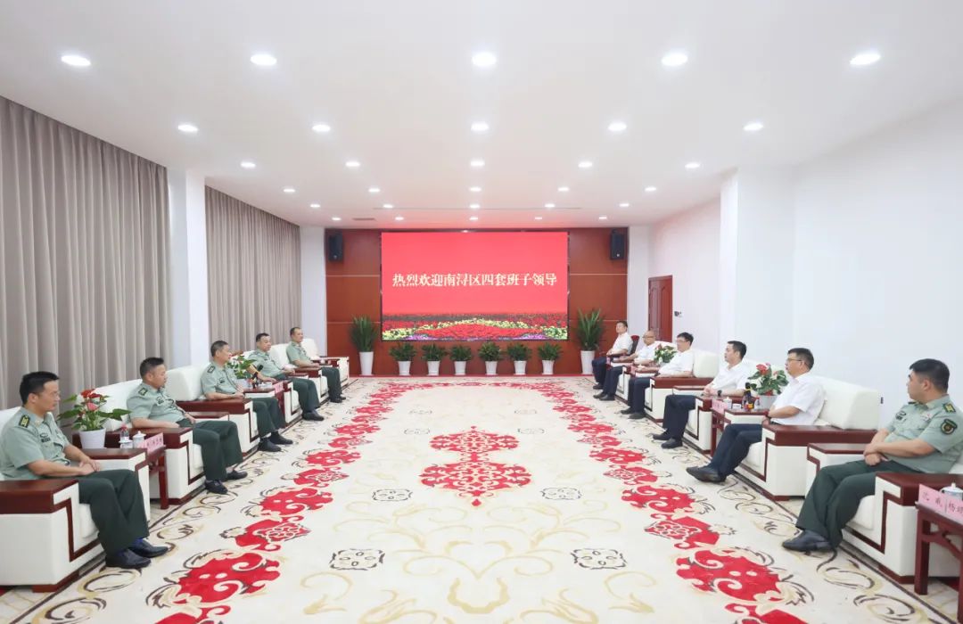 在湖州军分区,湖州军分区司令员江宏勋,政委傅斌对我区长期以来给予的