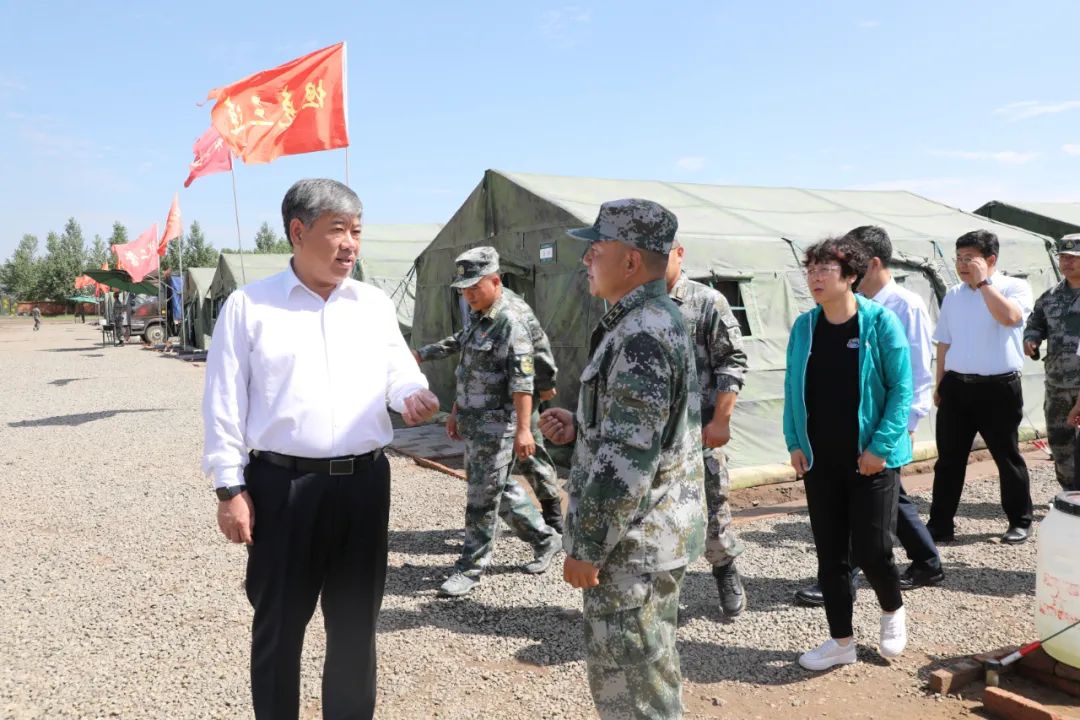 李军率县四大班子领导慰问驻训部队