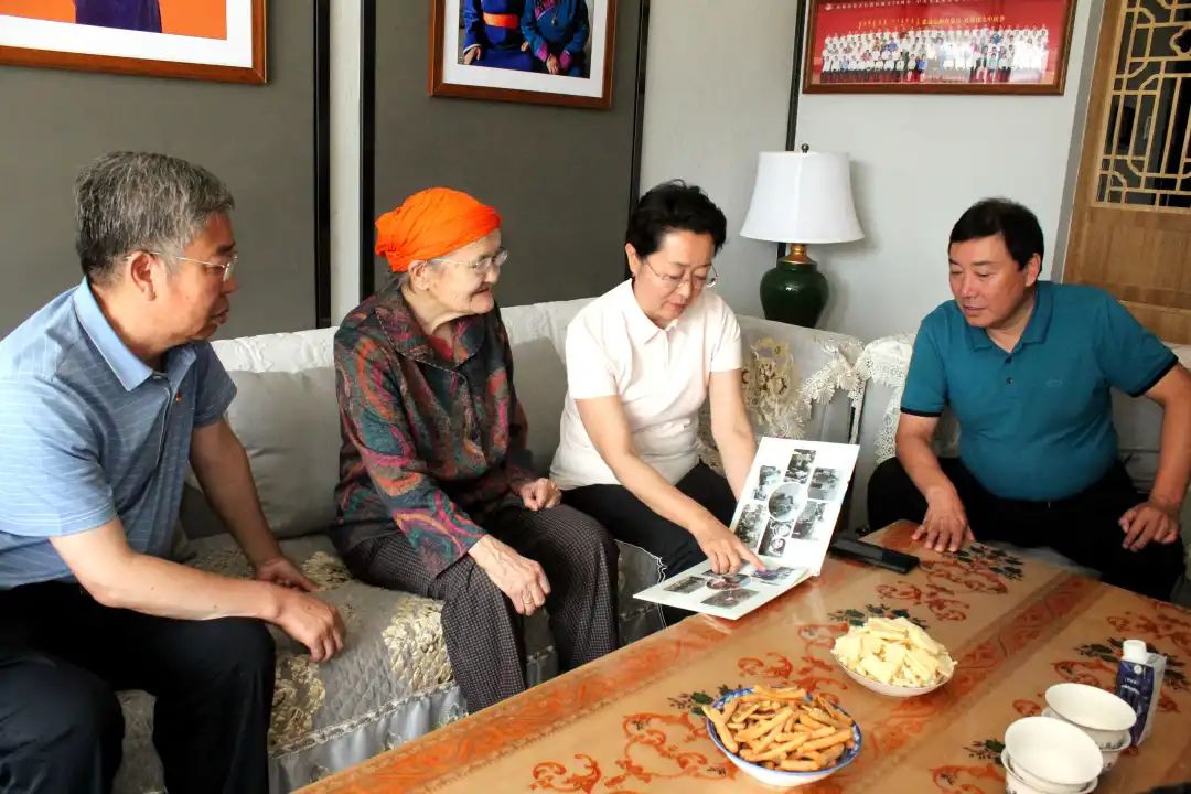 市人大常委会副主任,旗委书记武玉亮,旗委常委,宣传部长段雅丽,旗委