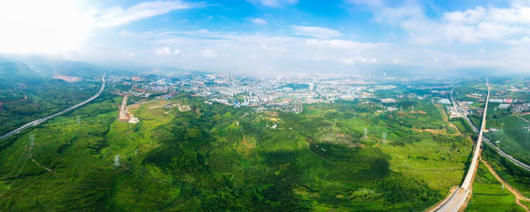澎湃云南                     岩石裸露,危岩突兀,满山荒凉 这是九年