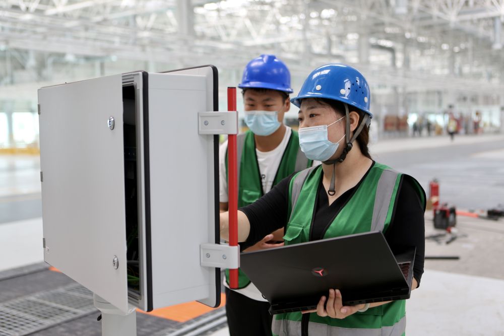 在吉林省长春汽车经济技术开发区一汽红旗繁荣工厂,工作人员在调试