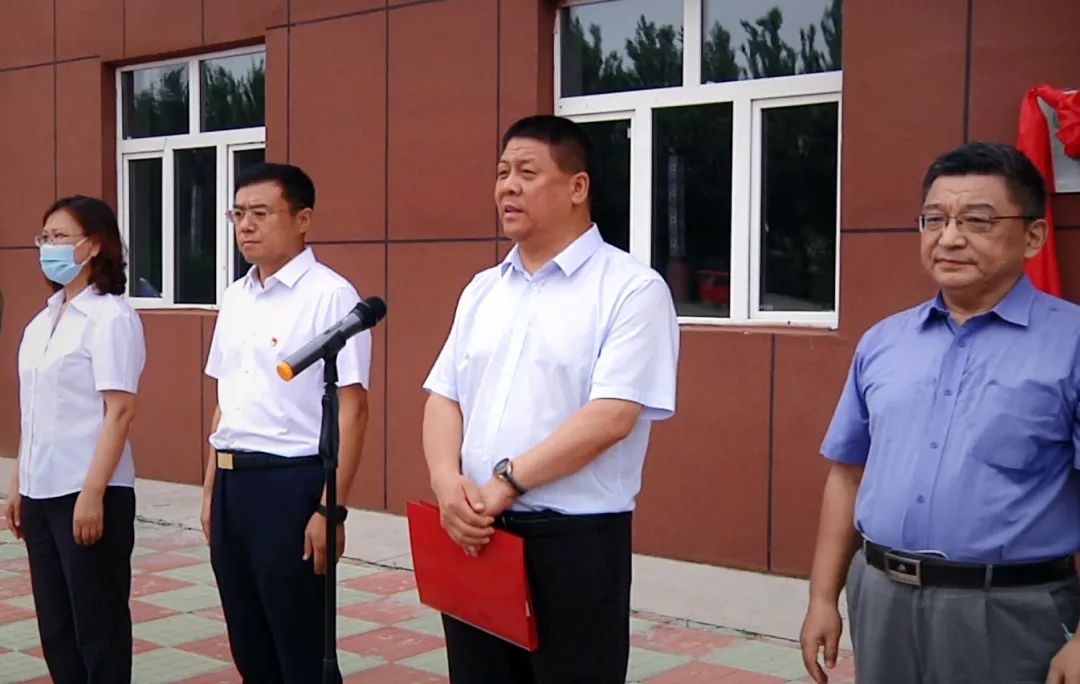 随后,齐齐哈尔市政府副市长李拥军宣布揭牌仪式开始.