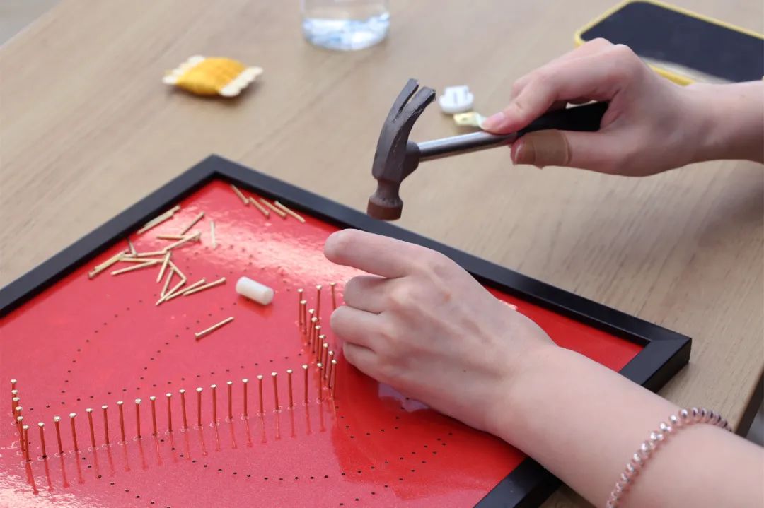 ai·临 头条 飞针走线,钉绣画diy"绣"出浓浓红色经典