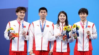 男女4x100米混合泳接力决赛，英国摘金中国队获银牌