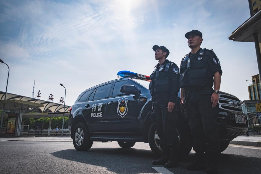 人员密集区域的巡逻值守,进一步提高见警率和管事率,切实发挥特警职能