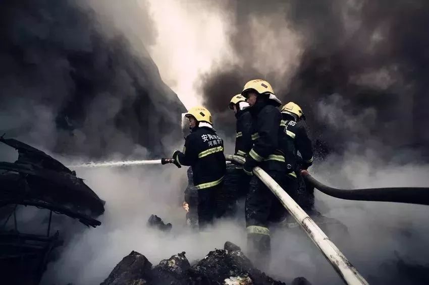 特殊的八一节献给防汛救灾的消防员