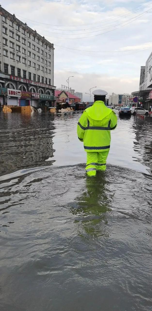 大庆交警全力以赴应对强降雨天气确保道路交通畅通有序