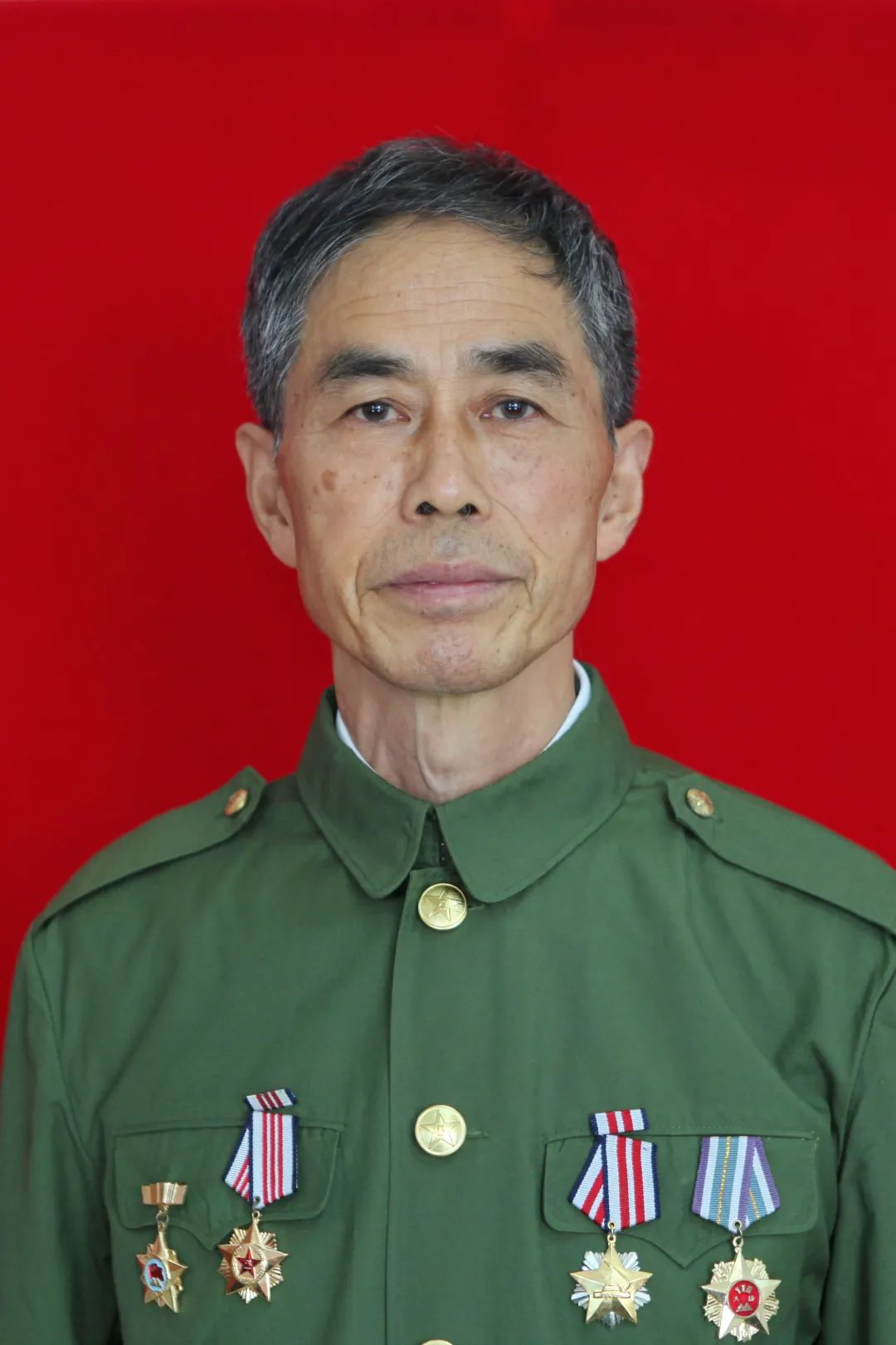1984年,时年29岁的朱兴清,担任解放军某部炮兵连连长,奉命随部队南下