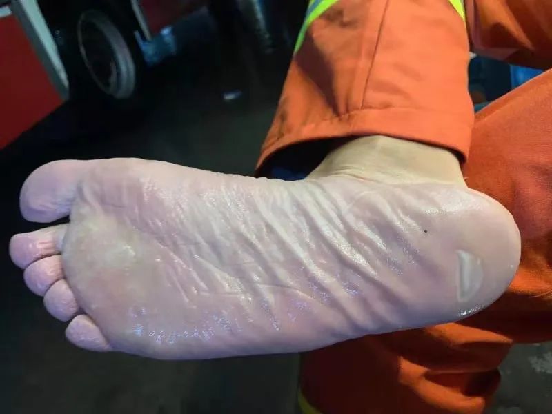 这是排涝一线消防员的脚逆风而行,沐雨而上他们闻"汛"而来,奔赴一线看