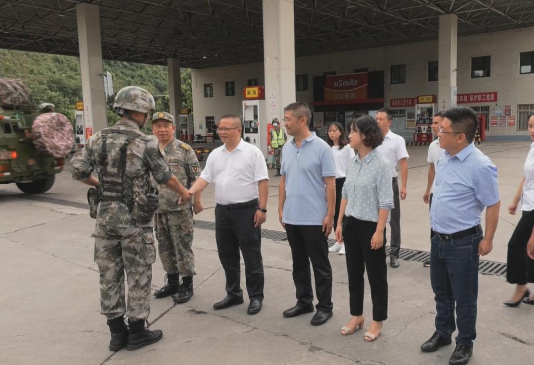 弘扬伟大建党精神走好新时代的长征路市县领导在关岭看望慰问部队官兵