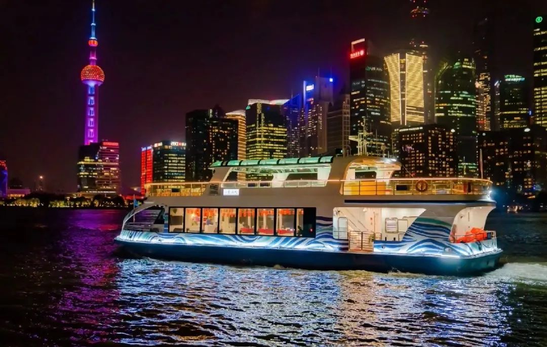 74久事旅游将岸上艺术氛围"延伸"到游船上,扩展了"浦江游览 "理念