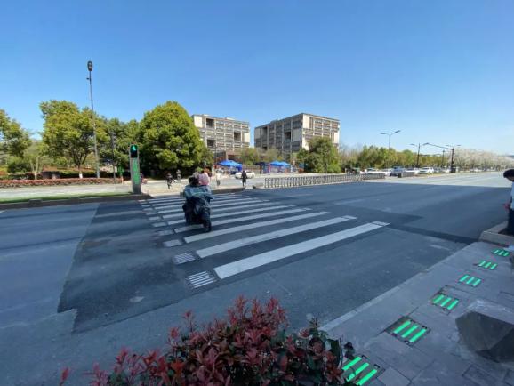 科技改变生话闪闪发亮会说话余杭新型智慧斑马线为行人保驾护航