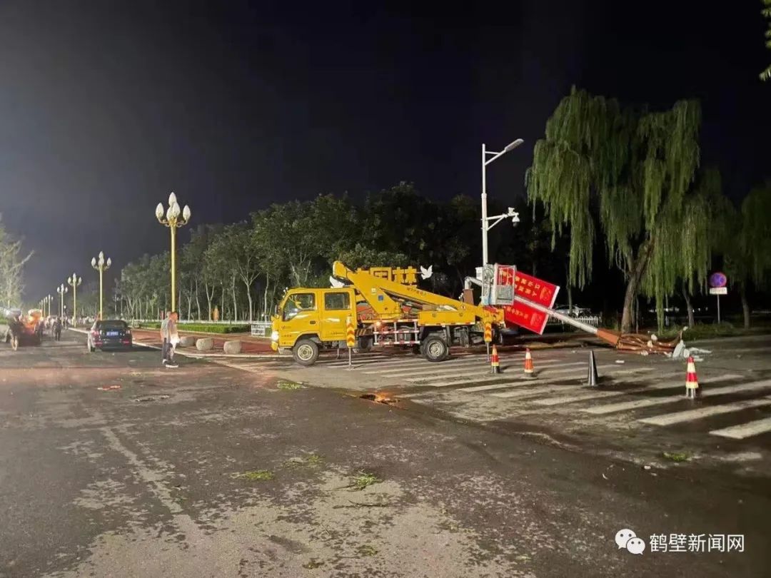 最高14级大风鹤壁遭遇雷暴天气狂风暴雨扑面而来