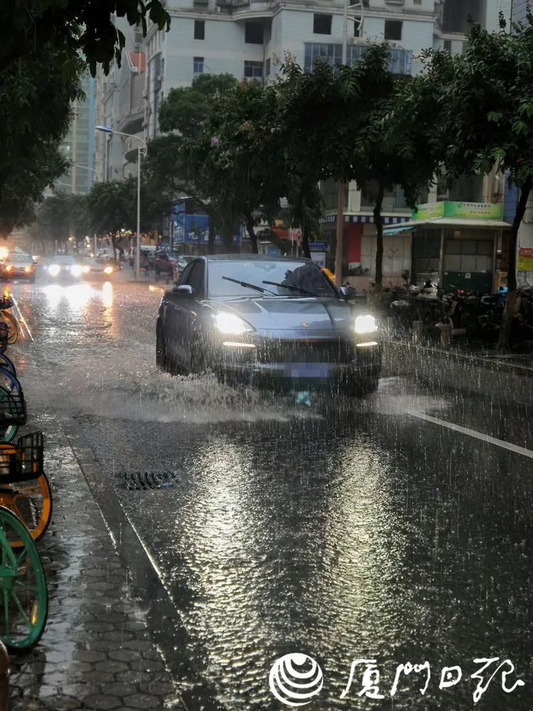 高溫日突然變臉廈門啟動防禦暴雨洪水三級應急響應紅色預警生效中注意