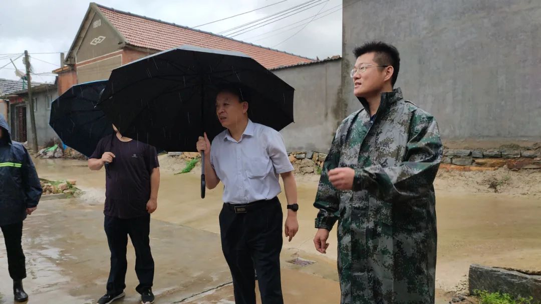 空港经济开发区工委书记,管委主任宋波到后村镇督导防汛防台风工. .