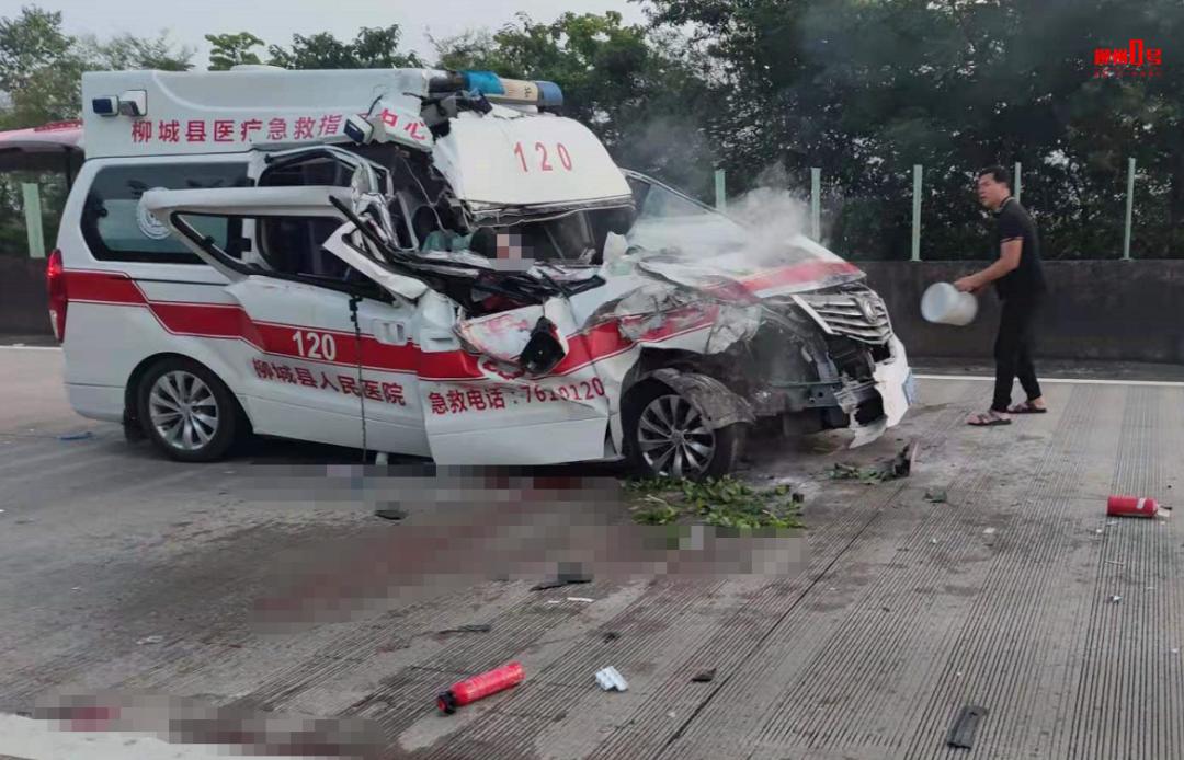 柳州一120救护车高速路上发生车祸随车医生身亡