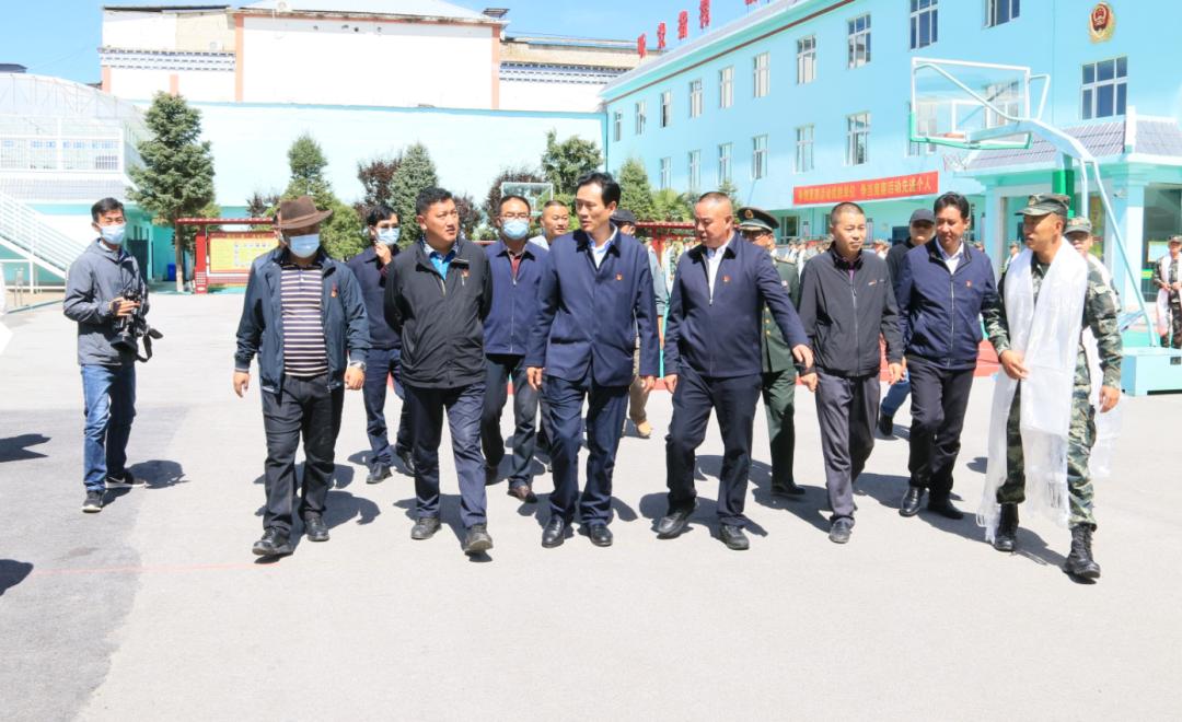 香格里拉市领导看望慰问部队官兵