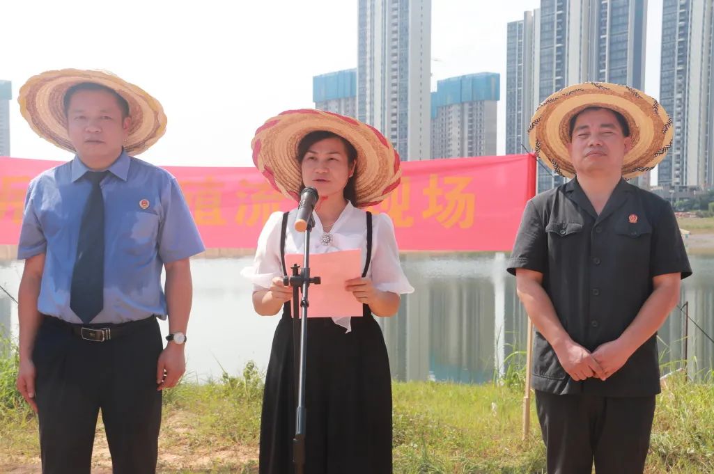 20多万尾鱼苗投放武宣七星湖