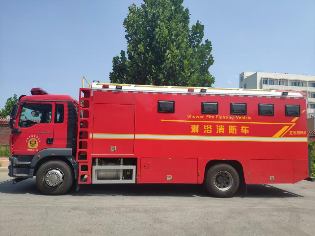 一辆叫"野战宿营消防车".我们出发时,随队带了两辆特殊的车辆.