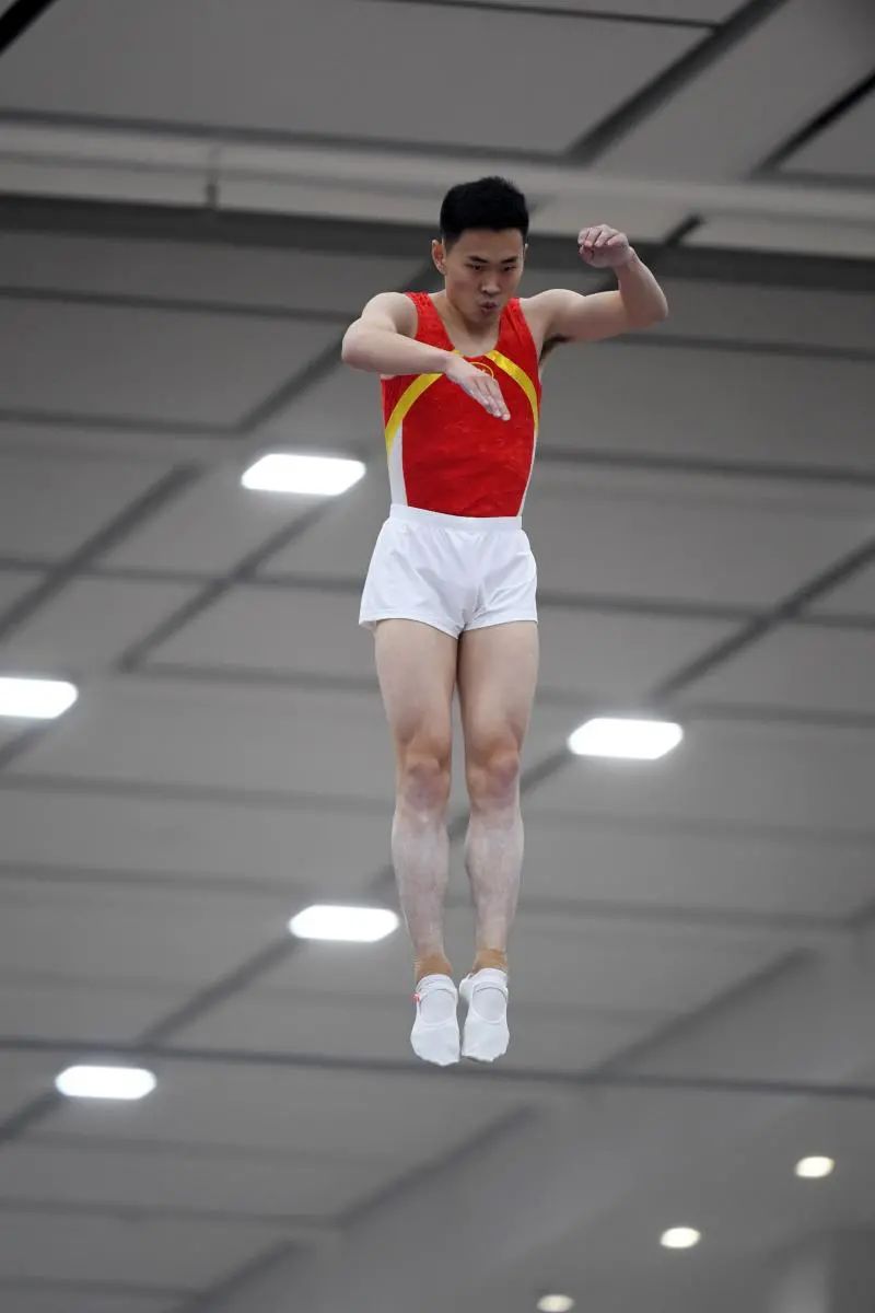 因为自己是专业运动员出身,高伟峰能做的就是避免儿子重走自己走过的