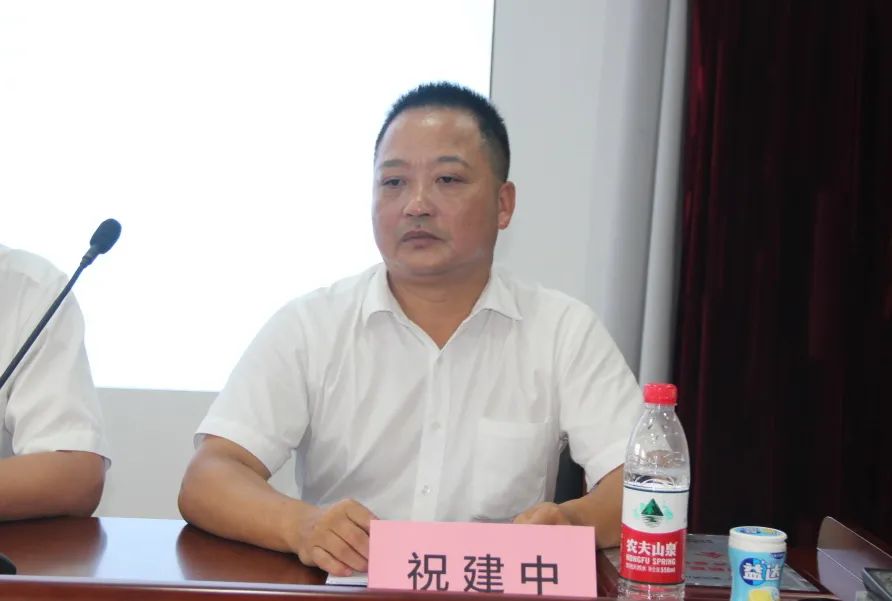 祝建中授牌"市新联会卢森堡分会"揭牌大会听取了卢森堡分会筹备工作