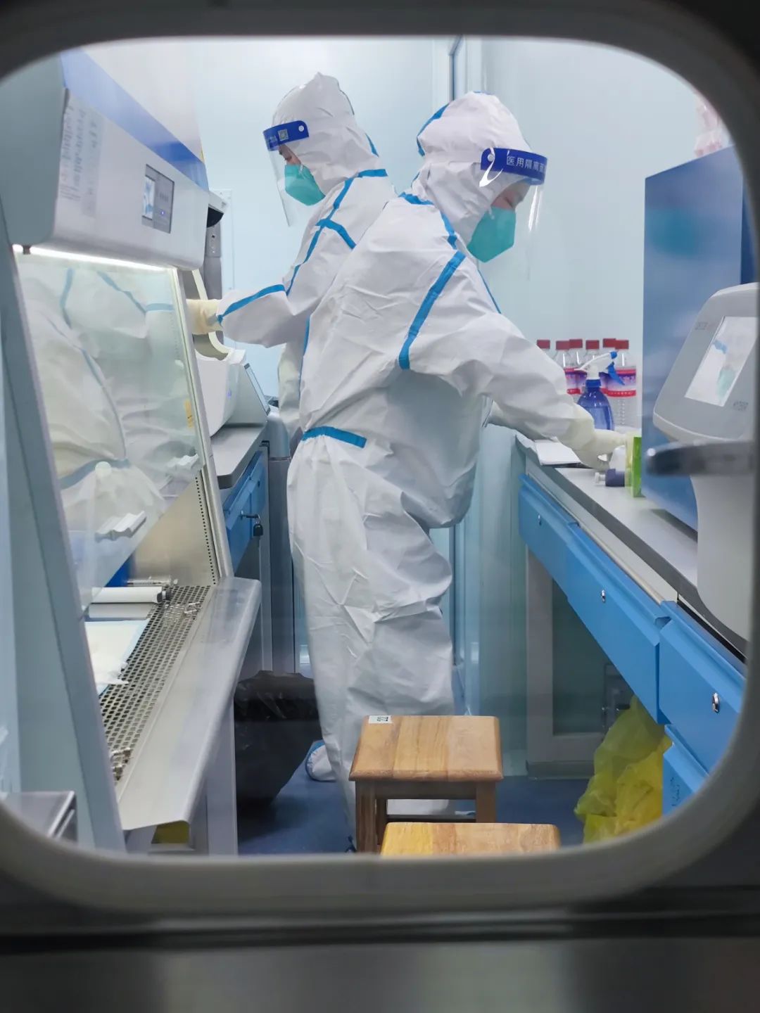 11名检测人员中7名女性:不惧爆汗,只想让滞留旅客早回家