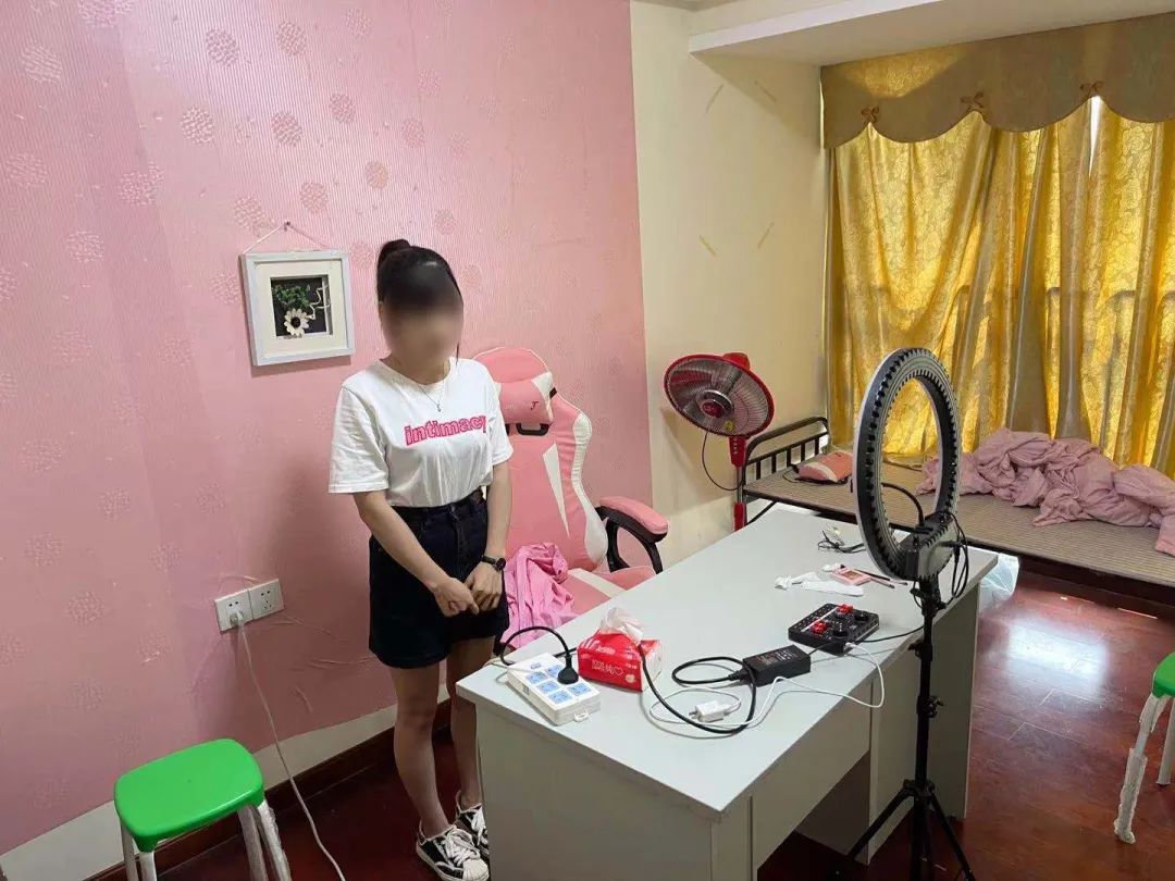 直播间pk刷礼物助力… "美女"主播:拿来吧你