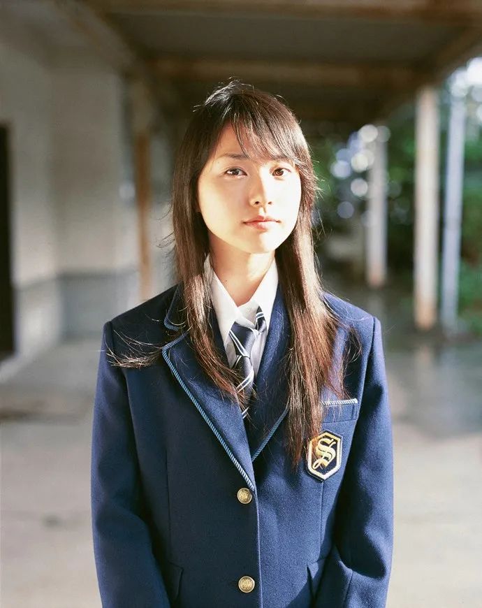 她曾在真人版《死亡笔记》里,出演疯狂迷恋夜神月的双马尾少女弥海砂.