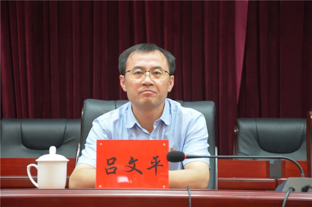 市中院党组成员,政治部主任曾屏,旗委常委,组织部部长吕文平到席会议