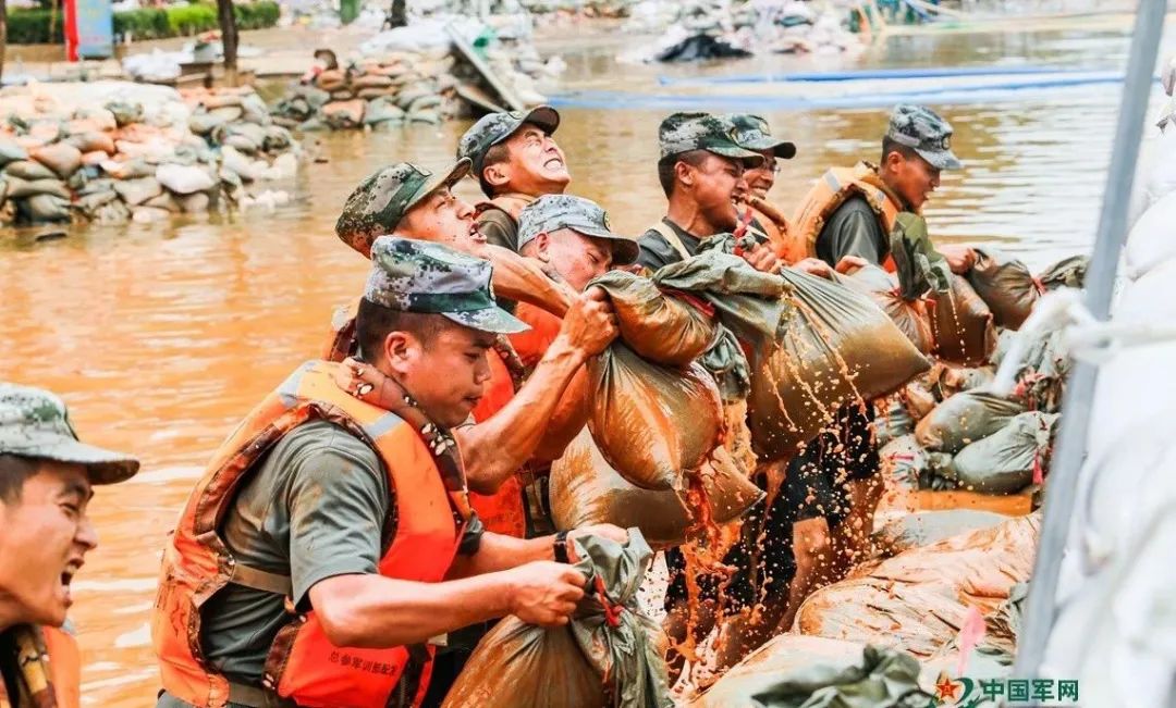 洪水中的中国力量图片