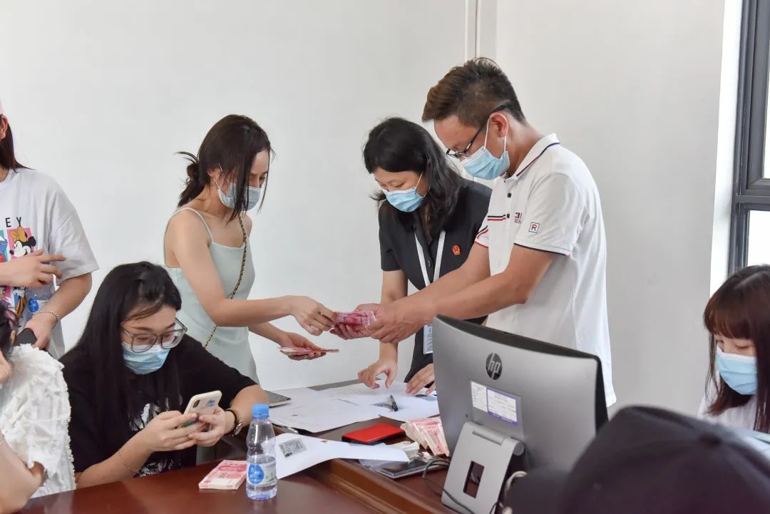 我为群众办实事集中发放19人喜领工资款