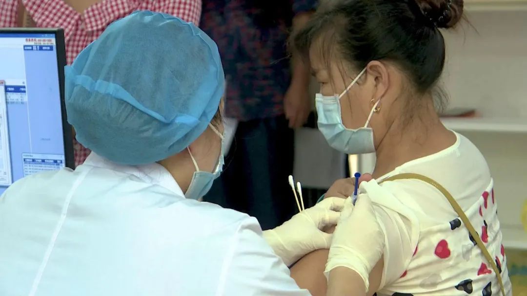 我们一起打苗苗!宁乡市民有序排队接种疫苗