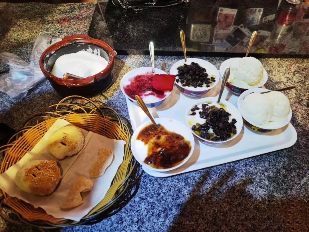 藏语里把酸奶称为"雪",把宴席称为"顿",所以雪顿节的本意就是酸奶宴的