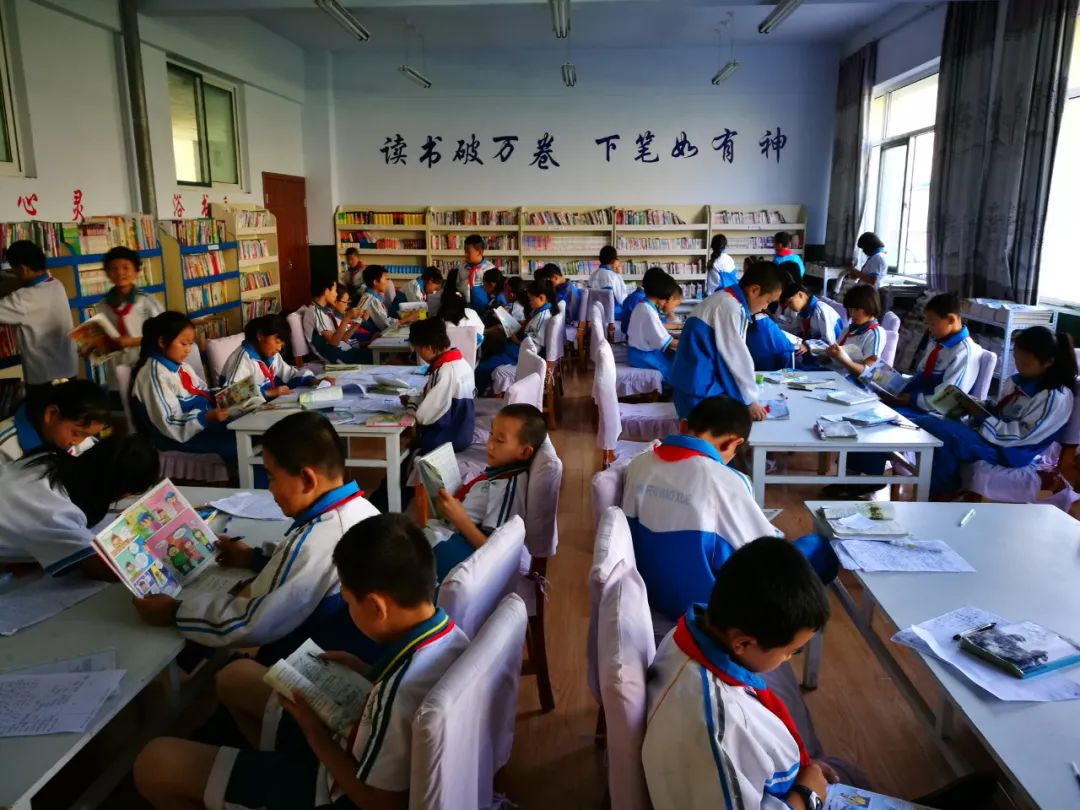 甘肃陇南角弓中心小学,学生们在自由阅读课上,享受读书的美好.